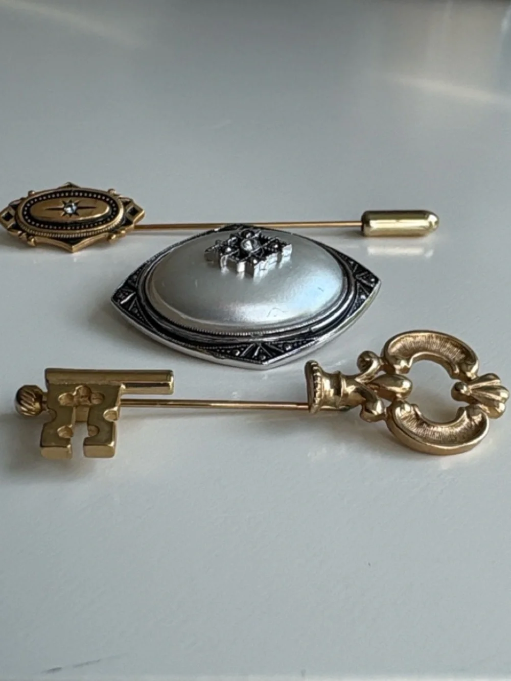 Set of 3 Vintage Avon Brooches - Picture 10 of 11